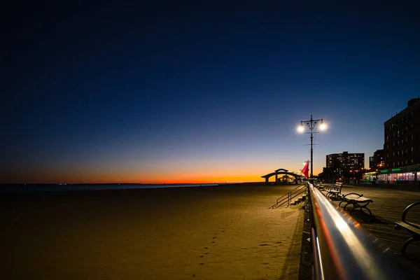 Brooklyn, New York - Octouber 4, 2019: Brighton Beach, Coney Island boardwalk in Brooklyn, New York at sunset. — Stock Photo, Image