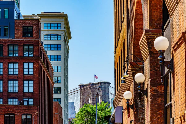 Plymouth St debajo del puente Manhattan con vista al elemento del puente Brooklyn con bandera america. — Foto de Stock