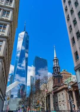 Arka planda St. Paul Kilisesi Wall Street Kilisesi - Bir Dünya Ticaret Merkezi ve Yedi Dünya Ticaret Merkezi Bulutların yansıması ve pencerelerde bir inşaat vinci