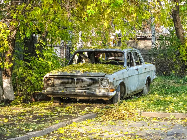 Antiguo Coche Ruso Clásico Roto Bajo Árbol Fuera Carretera Ekaterimburgo — Foto de Stock