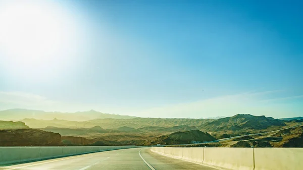 Autostrada Pobliżu Las Vegas Słońce Pieczenia Południowo Zachodniej Dzielnicy Nevada — Zdjęcie stockowe