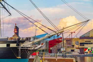 Baltimore, Maryland, ABD - 4 Eylül 2019 USS Constellation Ship ve ofis binalarıyla Baltimore Limanı