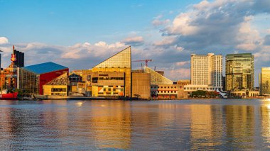 Baltimore, Maryland, ABD - 4 Eylül 2019 USCG Lightship Chesapeake, USS Torsk ve ofis binalarıyla Baltimore Limanı