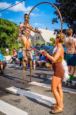 Provincetown, Massachusetts ABD - 22 Ağustos 2019 Ticaret Caddesi 'ndeki Yıllık Provincetown Karnaval Yürüyüşü.