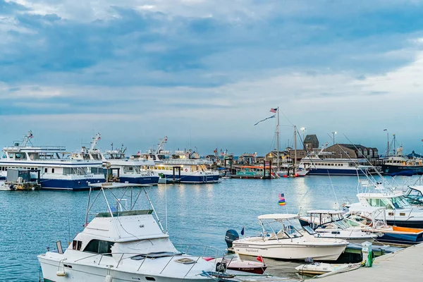 Provincetown, Cape Cod, Massachusetts, EUA - 21 de agosto de 2019 Catamaran e sua tripulação procuram uma baleia — Fotografia de Stock