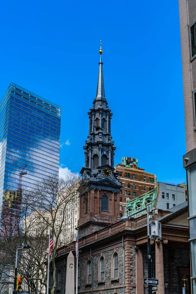Iglesia de St. Pauls Capilla de la Trinidad Wall Street en el fondo es Seven World Trade Center con nubes y grúa de construcción reflejada en las ventanas . —  Fotos de Stock