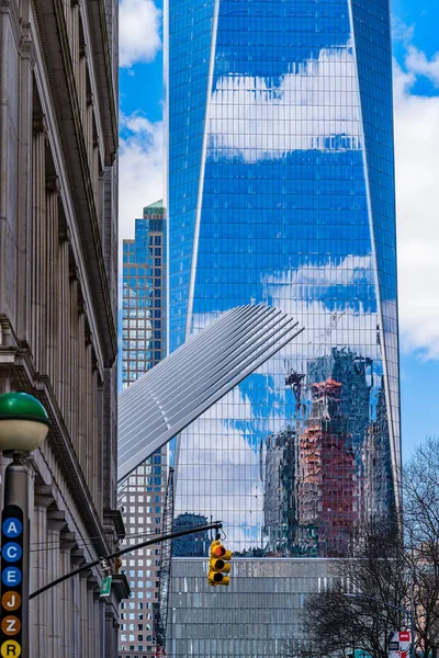 Один Всесвітній торговельний центр із відображенням хмар і будівельного журавля у вікнах.. — стокове фото