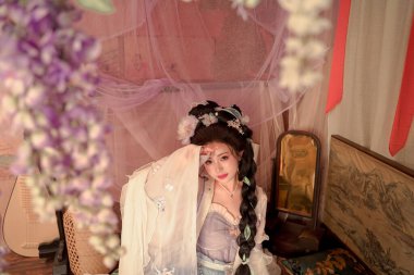 Geleneksel Çin elbisesi giymiş bir kadının sonsuz zerafeti her projeye ya da tasarıma kültürel zarafet katmak için mükemmeldir..