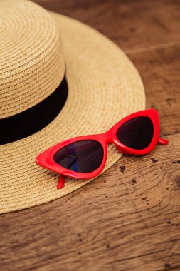 Güneş gözlüğü ve hasır şapka bir deniz karşılamak için hazır