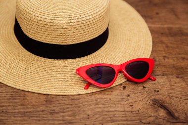 Güneş gözlüğü ve hasır şapka bir deniz karşılamak için hazır
