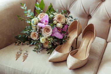 Düğün günü için çiçek güzel demet. Mükemmel bir düğün takı. güzel düğün günü. Rahat yüksek tepeler ile