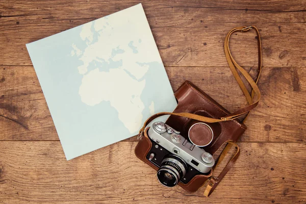 Eski bir fotoğraf makinesi için dünyanın her yerinde yolculuk için hazır
