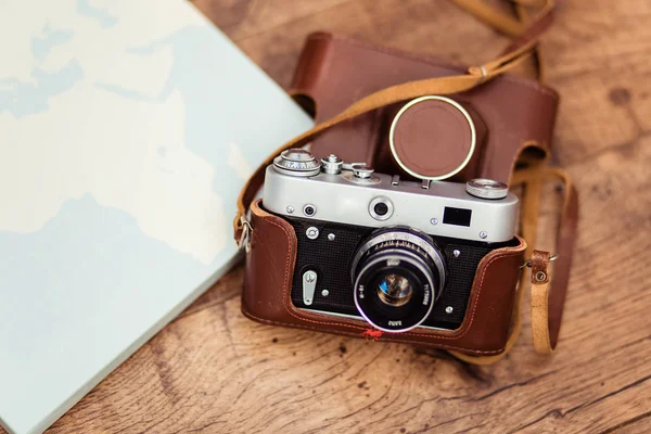 Eski bir fotoğraf makinesi için dünyanın her yerinde yolculuk için hazır