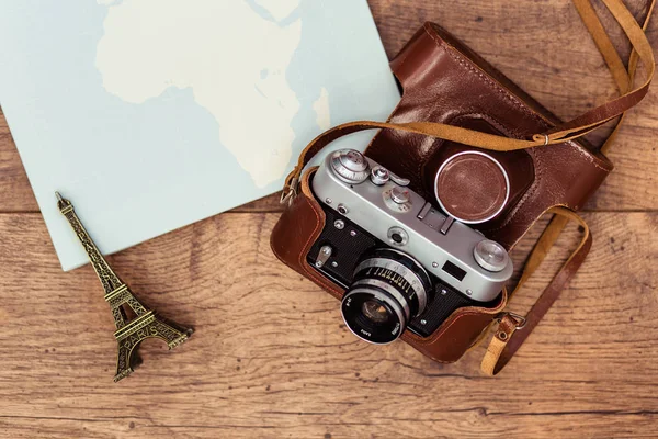 Eski bir fotoğraf makinesi için dünyanın her yerinde yolculuk için hazır