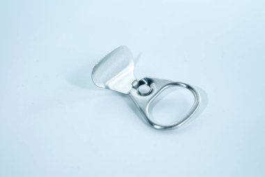 Alüminyum makroyu geçebilir. Alüminyum tepeden makro, beyaz üzerine izole edilmiş.