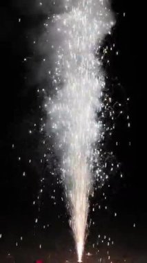 Havai fişekler altın ve beyaz kıvılcımlar saçtı. Çin 'de yeni yılı kutlamak için geleneksel bir yoldu..