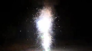 Havai fişekler altın ve beyaz kıvılcımlar saçtı. Çin 'de yeni yılı kutlamak için geleneksel bir yoldu..