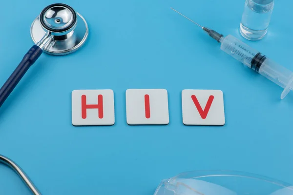 Mavi arka planda steteskop, şırınga ve şişe gibi tıbbi malzemelerle çevrili karolarda 