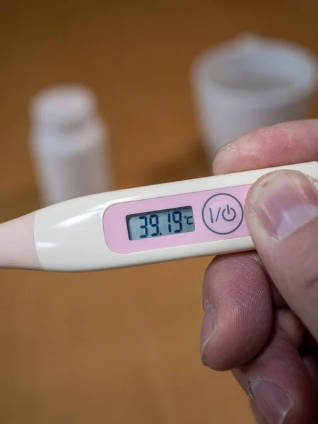 Dijital termometre, yüksek vücut ısısı, yüksek ateş, yüksek ateş, kendini izleme, sağlık ve tıbbi konsept ile evde sıcaklık kontrol ediliyor