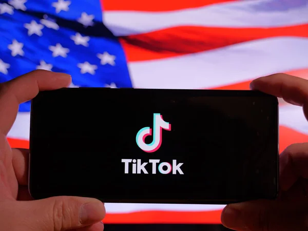Qingdao, Shandong, China-Mar.14.2024: Uygulama, Çinli ana şirketi ByteDance ile yollarını ayırmadığı takdirde TikTok 'u ABD' de yasaklayabilecek bir yasa çıkardı..