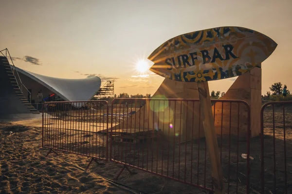 Gün batımını sahilde Sörf Bar işareti