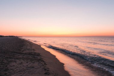 Pembe günbatımı okyanus ya da deniz plaj