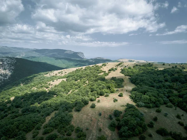 Havadan görünümü dağlar ve deniz yaz, tatil ruh hali, peyzaj