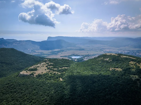 Havadan görünümü dağlar ve deniz yaz, tatil ruh hali, peyzaj