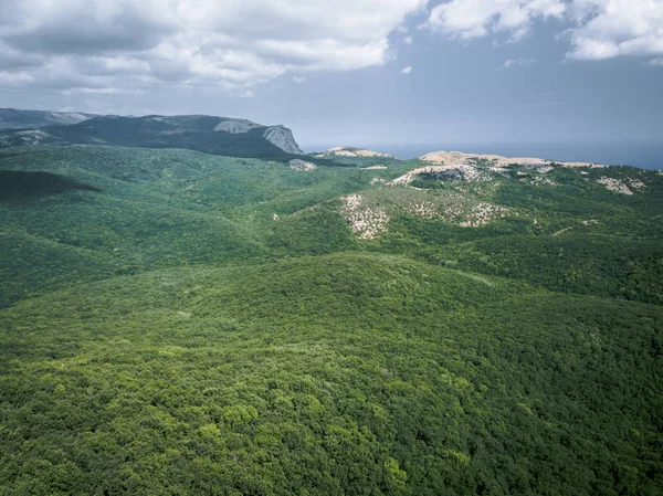 Havadan görünümü dağlar ve deniz yaz, tatil ruh hali, peyzaj