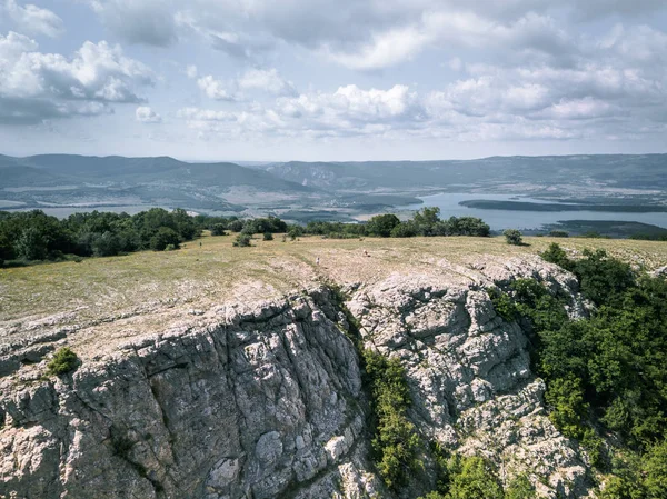 Havadan görünümü dağlar ve deniz yaz, tatil ruh hali, peyzaj