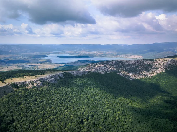 Havadan görünümü dağlar ve deniz yaz, tatil ruh hali, peyzaj