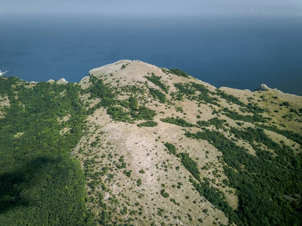 Havadan görünümü dağlar ve deniz yaz, tatil ruh hali, peyzaj