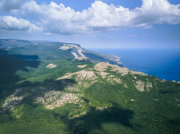 Havadan görünümü dağlar ve deniz yaz, tatil ruh hali, peyzaj