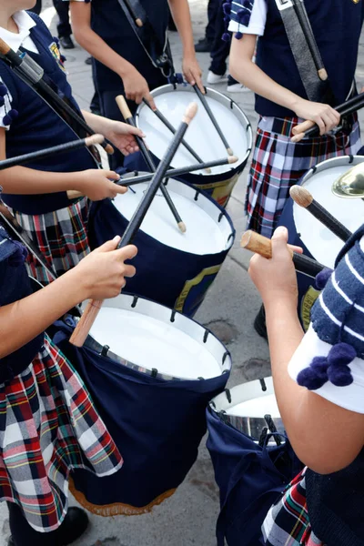 Bağımsızlık gününden önce bando çalan liseli kızlar..
