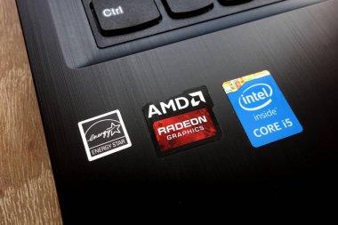 Konskie, Polonya - 06 Mayıs 2018: kişisel bilgisayar etiketleri ile: Energy Star, Amd Radeon grafik ve Intel Core i5
