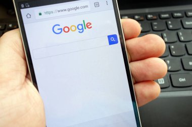 Konskie, Polonya - 06 Mayıs 2018: görüntülenen Google Arama tarayıcı ile onun smartphone tutan adam