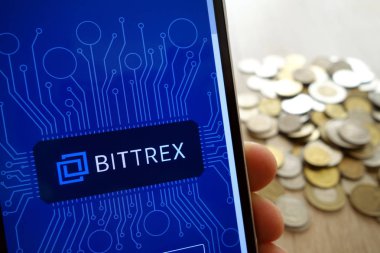 Konskie, Polonya - 08 Mayıs 2018: smartphone ve sikke yığını üzerinde görüntülenen Bittrex cryptocurrency exchange Web