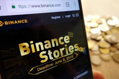Konskie, Polonya - 08 Mayıs 2018: smartphone ve sikke yığını üzerinde görüntülenen Binance cryptocurrency exchange Web