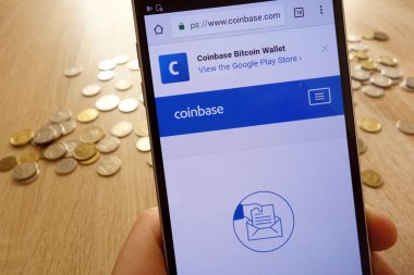 Konskie, Polonya - 08 Mayıs 2018: smartphone ve sikke yığını üzerinde görüntülenen Coinbase cryptocurrency exchange Web