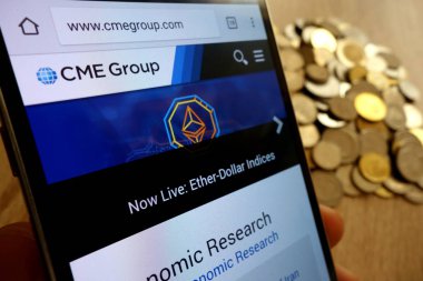 Konskie, Polonya - 14 Mayıs 2018: smartphone ve sikke yığını üzerinde görüntülenen Cme grubu Web sitesi