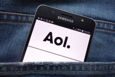 Konskie, Polonya - 17 Mayıs 2018: kot pantolon cebinde gizli Samsung cep telefonu üzerinde görüntülenen Aol Web sitesi