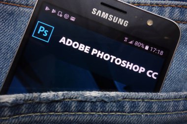 Konskie, Polonya - 17 Mayıs 2018: kot pantolon cebinde gizli Samsung cep telefonu üzerinde görüntülenen Adobe Photoshop Web sitesi