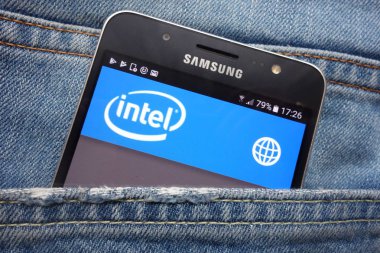 Konskie, Polonya - 17 Mayıs 2018: kot pantolon cebinde gizli Samsung cep telefonu üzerinde görüntülenen Intel Web sitesi