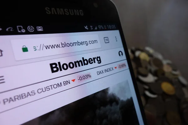 Konskie, Polonya - 14 Mayıs 2018: Samsung smartphone ve sikke yığını üzerinde görüntülenen Bloomberg Web sitesi