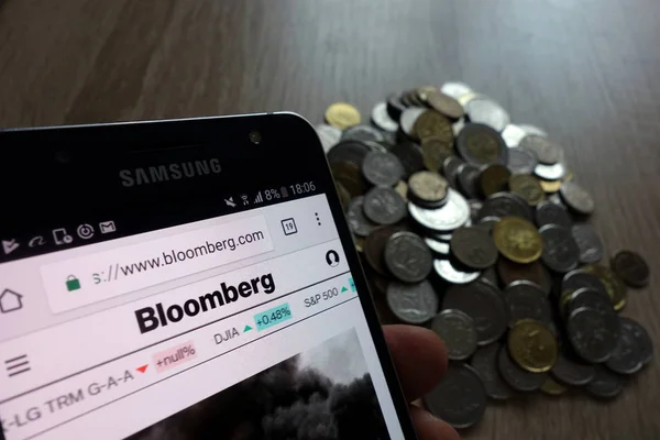 Konskie Polonia Maggio 2018 Bloomberg Sito Web Visualizzato Smartphone Samsung — Foto Stock