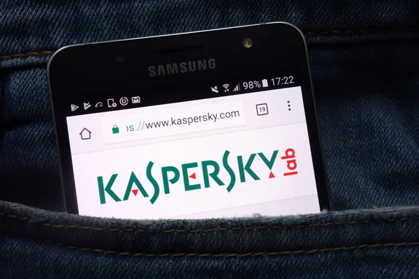 Konskie, Polonya - 16 Mayıs 2018: kot pantolon cebinde gizli Samsung cep telefonu üzerinde görüntülenen Kaspersky Web sitesi
