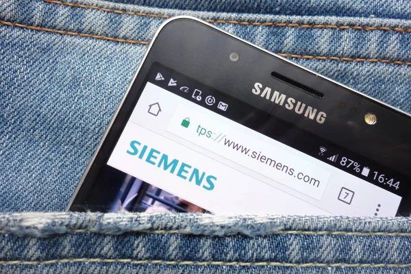 Konskie Polsko Května 2018 Siemens Web Zobrazen Samsung Smartphone Džínách — Stock fotografie