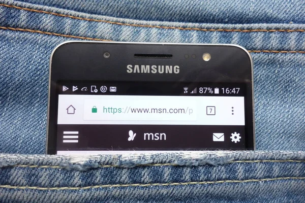 Konskie Polsko Května 2018 Msn Web Zobrazen Samsung Smartphone Džínách — Stock fotografie