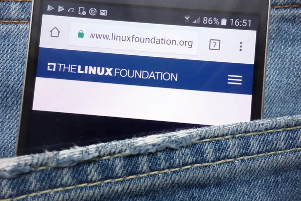 스마트폰 청바지 주머니에 숨겨진에 Konskie 폴란드 2018 리눅스 웹사이트 — 스톡 사진