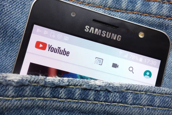 Konskie Polen Mai 2018 Youtube Seite Auf Samsung Smartphone Jeanstasche — Stockfoto